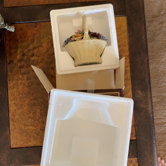 1980 Avon Floral Bouquet Porcelain Bisque Accent Piece IOB - Picture 12 of 15